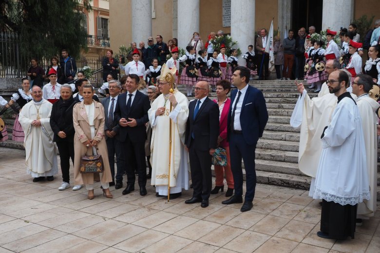 Éric Ciotti participèt ièr a la procession e la messa del Vòt de Niça, una tradicion que, dempuèi 1832, commemòra un engatjament religiós dels niçards per que la Verge los protegisca del colèra