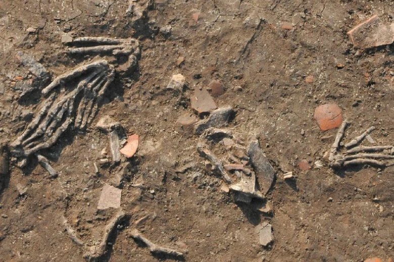 Ongan una còla d’arqueològs a descobèrt de mans talhadas dins un tombèl de l’ancian Egipte