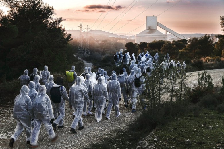 En decembre passat, 200 militants envasiguèron una usina Lafarge e menèron una sèria de sabotatges