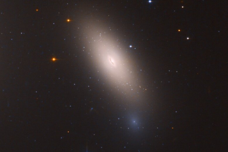 NGC 1277 mòstra l’80% de probabilitats d’aver pas de matèria escura