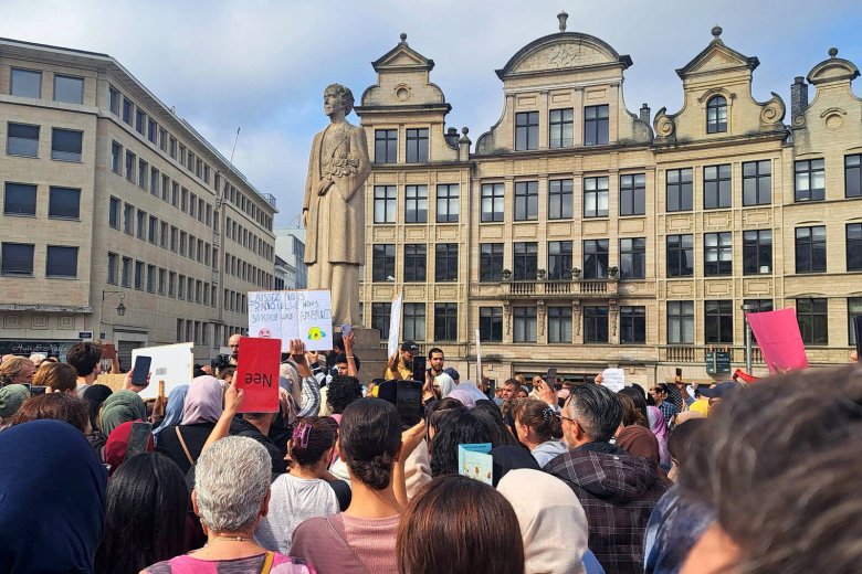 Lo 17 de setembre, a Brussèlas, una manifestacion amassèt entre 1500 e 2000 personas jos la devisa "Toquetz pas nòstres enfants"