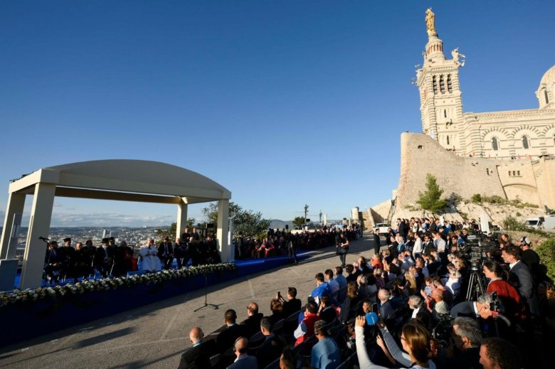 A Marselha, davant lo monument dedicat a totes los qu’an desaparegut en Mediterranèa, Francés a demandat a totas las nacions europèas d’aver un comportament uman e d’aculhir los desesperats e non pas de montar muralhas fisicas o administrivas