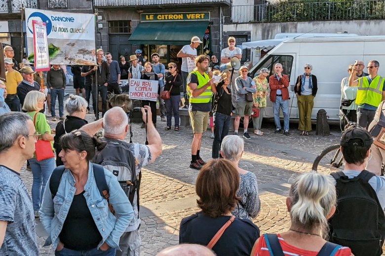 Manifestacion per l’aiga a Riam: “Danone tu nos assechas”