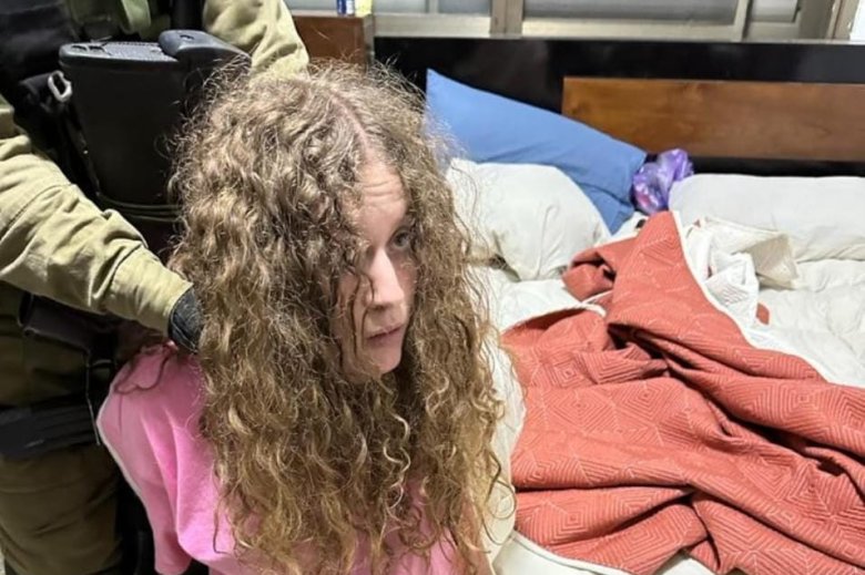 L’activista palestiniana Ahed Tamimi l’arrestèron dins son ostal del vilatge de Nabi Salih, en Cisjordania, mentre que dormissiá