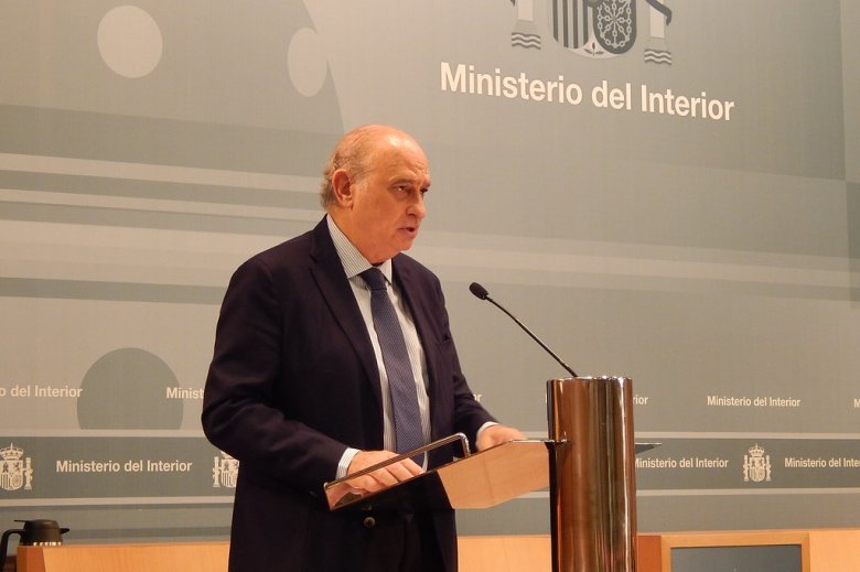 Lo ministre de l’interior n’assabentava periodicament lo primièr ministre per mejan de rapòrts meses dins d’envolopas blancas sens cap de referéncia