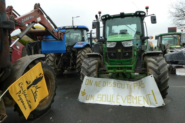 Protèstas dels agricultors: Attal e la CE daissan las consideracions ecologicas en garach