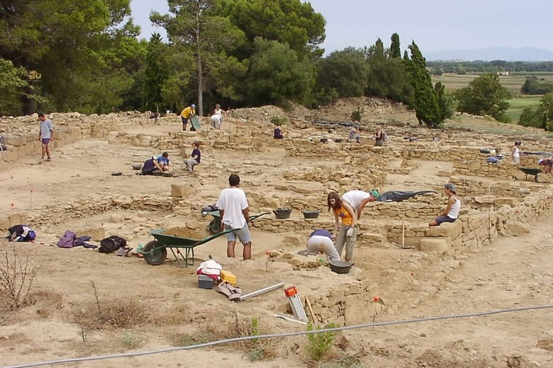 Dins l’ancian vilatge ibèr d’Ullastret, a Girona, en Catalonha, foguèt trapat l’ostal d’una persona identificada coma aristocrata pr’amor que dintre i aviá fòrça cranis