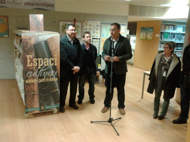 Eth baile de Vielha, Àlex Moga, qu'inauguraue er espaci acompanhat deth vicesindic d'Aran, Luís Carlos Medina e deth Cap de Cultura deth Govèrn d'Aran, Jèp de Montoya