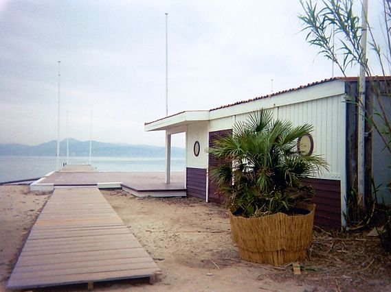 Platèu de la serie "Jos lo solelh de Sant Topetz"