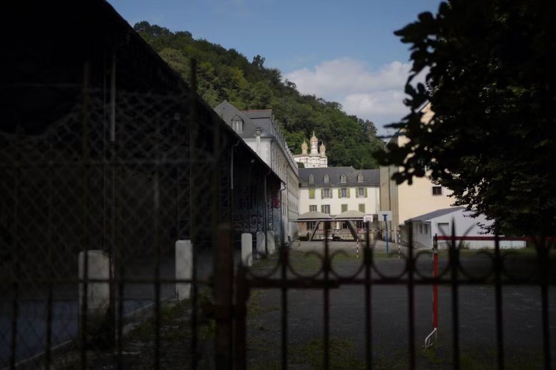 Se pòt pensar que la question de Betharram es resolguda amb lo cambiament de nom de l’establiment: Beau Rameau e segur que lo francés pòt pas èsser brica portaire de totas las malafachas denonciadas!