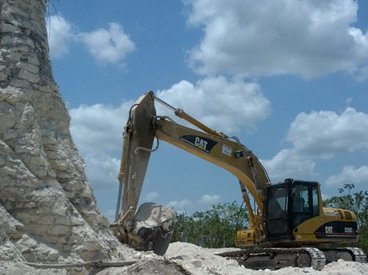 Una companhiá de construccion demoliguèt la piramida maia mai granda de Belize per n’emplegar los tarcums al bastiment d’una estrada