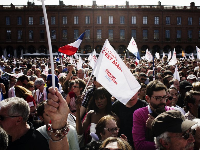 Acamp de François Hollande arser a la plaça del Capitòli de Tolosa