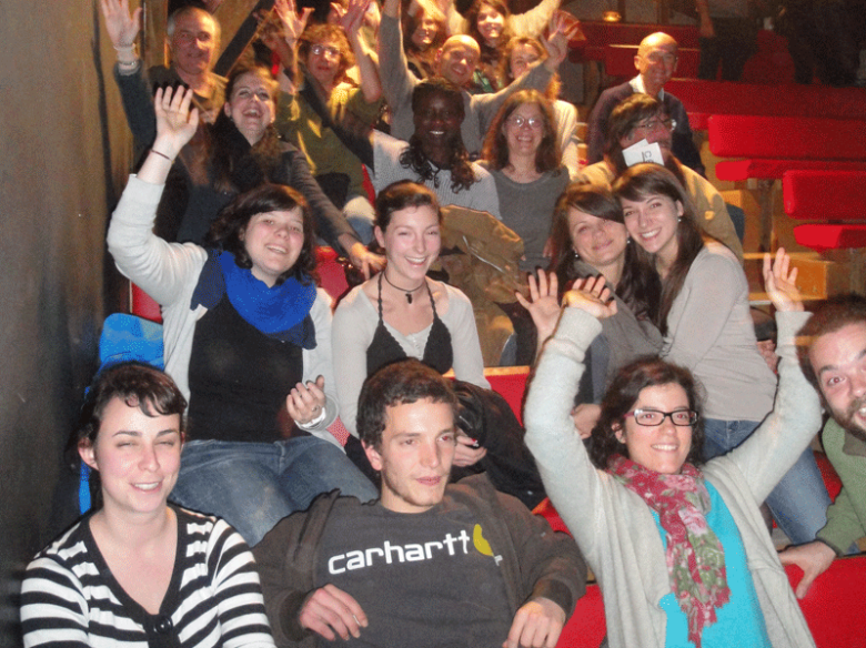 D'estudiants del departament d'occitan en sortida al teatre. Catí es al 3n reng, Marion al 4n