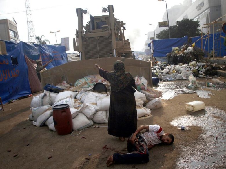 I a tostemps una fòto que resumís la situacion. Aquesta de l’AFP passarà a l’istòria per çò que s’es passat uèi en Egipte (14 d’agost)