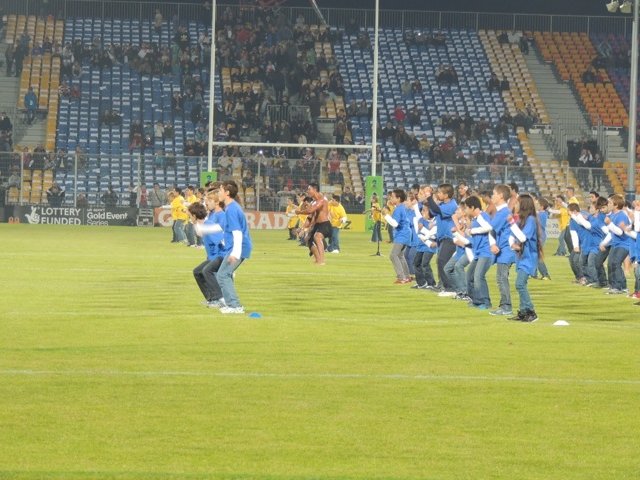 Abans l'haka oficial dels Kiwis, 200 pichons d'Avinhon interpretèron lo crit de guèrra maòri