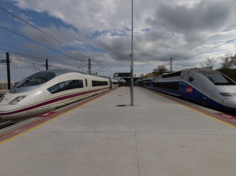   A l’ora d’ara cal far la correspondéncia a Figueres, ont cal quitar lo tren espanhòl per ne prene un de francés