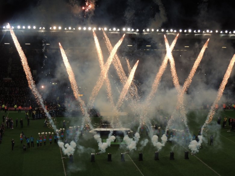 XIII es un grand fuòc d'artifici (Ceremonia de remesa de la Copa del Monde, a Manchester)