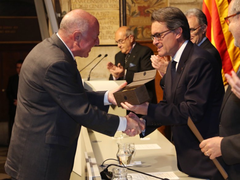 Lo Sindic d'Aran, Carlos Barrera, recep lo premi de las mans del president catalan, Artur Mas
