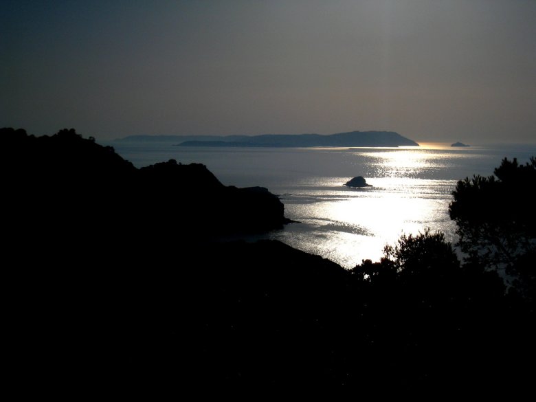 Las illas de Pòrt Cròs e de Levant, vistas de Pòrcaròlas (Mauras)