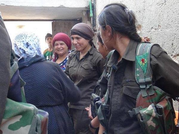 De milicianas curdas defendon los iaziditas en Sinjar