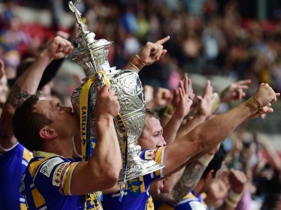 La Cup per Leeds! Lo capitani Sinfield potoneja lo trofèu