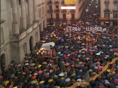 Malgrat la fòrta pluèja, d’acamps de protèsta se debanèron davant totas las comunas de Catalonha