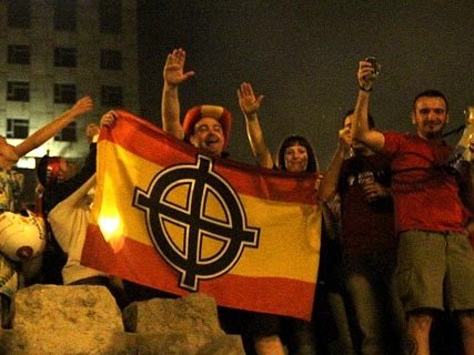 A la seguida de la victòria d'Espanha a l'Euro 2012 i a agut un fum d'exibicions de simbòls franquistas. Sus la fòto s'i pòt veire lo conselhièr municipal de L'Hospitatel de Llobregat pel partit xenofòb PxC, Alberto Sánchez