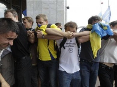  Dimècres passat un nombrós grop de deputats de divèrses partits manifestèt en una marcha illegala pel centre de Kyiiv