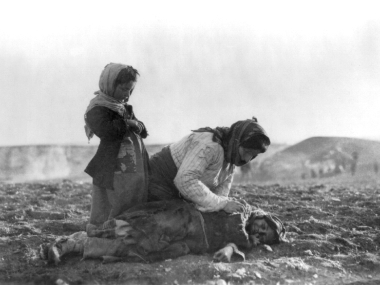 En un pauc mai d’un an, se calcula que tuèron 1,5 milion d’armènis e que 850 000 foguèron desplaçats e menats en las infernalas Marchas de la Mòrt, a de camps de concentracion alonhats de lors regions