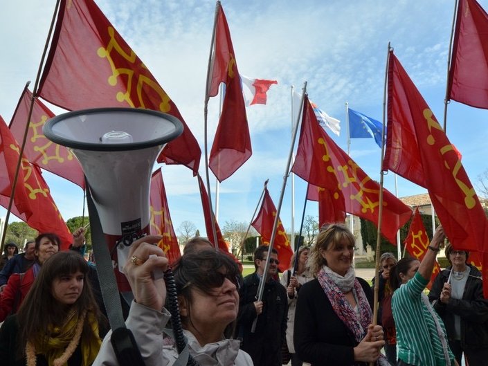 Un siessantenat de personas acampèron ièr davant lo Conselh Departamental d'Erau, a Montpelhièr