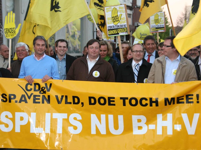 Pels independentistas, permetre qu’en aquelas municipalitats se pòsca contunhar de votar per de partits francofòns implica de rebaissar l’acòrdi de scission de BHV, e es per aquel motiu que l’NVA e lo Vlaams Belang an pas volgut sosténer l’acòrdi