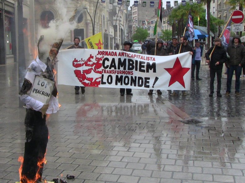 Dins la manifestacion del 1r de mai, Libertat protestèt contra la Lei Macron e contra la Lei de l’intelligéncia