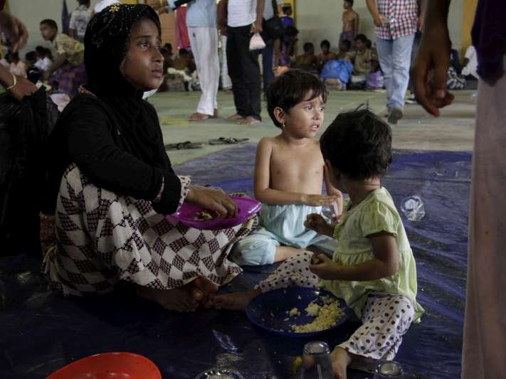 Una femna e dos enfants rescatats en Indonesia 