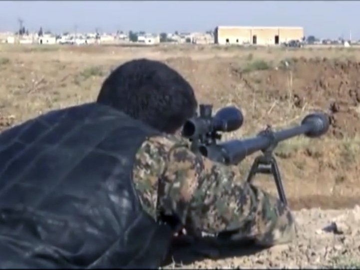 Un milician de las YPG a la perifèria de Girê Sipî