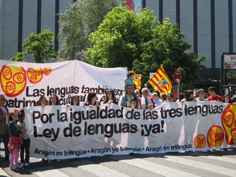 la ‘Coordinacion Aragon Trilingüe’ manifestèt a Saragossa en 2009 pels dreches lingüistics de totes los aragoneses e per una lei de las lengas que reconeguèsse l’aragonés e lo catalan dins las meteissas condicions que lo castelhan
