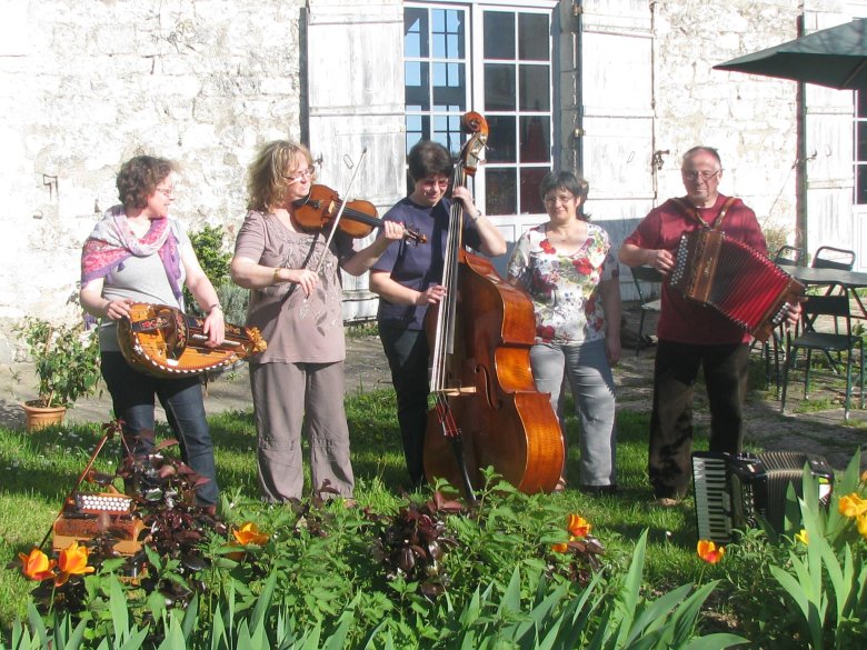 Maragane es un grop peiregòrd de musica tradicionala de dançar que compta una sansònha, un violon, una contrabassa e un acordeon. An produch un CD en esperanto dins lo qual se pòt ausir La mazurca del lanternaire jos lo títol La lanternisto