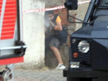 Imatge d’un dels atacants al comissariat d’Istambol, fach per la polícia turca