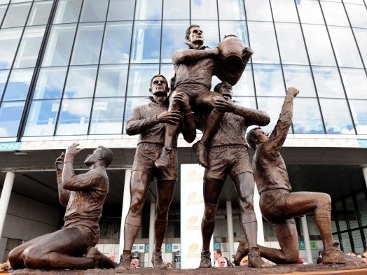 Monument a la glòria dels grands jogaires angleses de Rugby League a las pòrtas de l’estadi de Wembley.