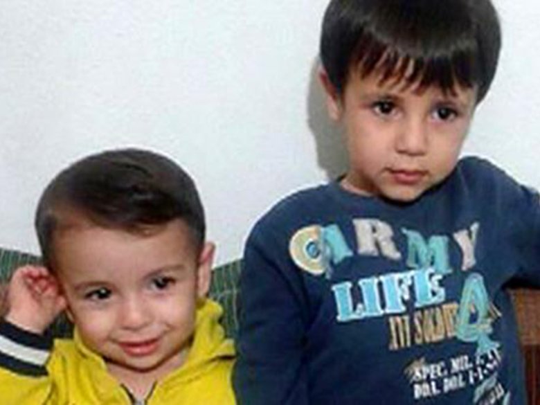 Aylan Kurdi, de tres ans, e son fraire Galp Kurdi, de cinc ans, moriguèron negats dimècres passat mentre qu’assajavan de se refugiar en Euròpa. La fòto del petit Aylan mòrt sus la plaja choquèt lo Mond