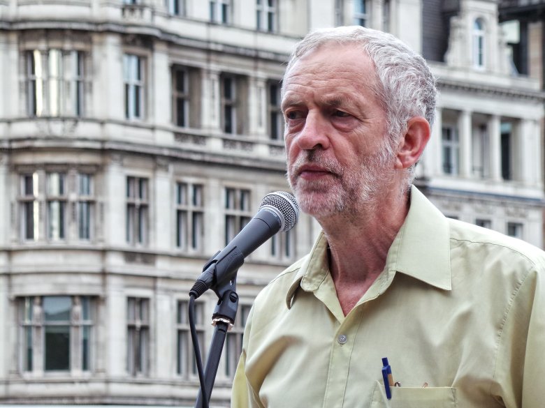 Jeremy Corbyn es favorable a la renacionalizacion de cinc servicis publics, opausat a las armas nuclearas, opausat a l’invasion d’Iraq e critic amb la direccion qu’aviá pres lo partit