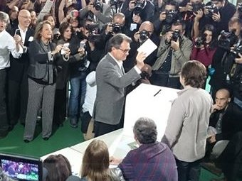 Lo president de la Generalitat, la vicepresidenta e la conselhièra d’educacion son convocats en justícia per aver organizat la consultacion del 9 de novembre de 2014