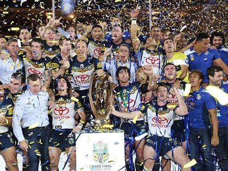 Los Vaquièrs de North Queensland ganhan la “Grand Final NRL”. L’eròi de la finala, Jonathan Thurston, ponh levat, es just a dreita del trofèu