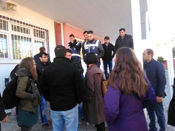 La polícia empedís l’intrada dels delegats catalans dins un collègi electoral d’Agri