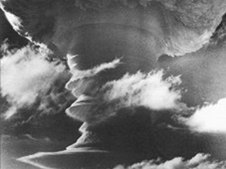 Lo primièr ensag d’una bomba d’idrogèn lo faguèt lo Reialme Unit en 1957 a l’illa de Malden, a Kiribati, dins l’Ocean Pacific 