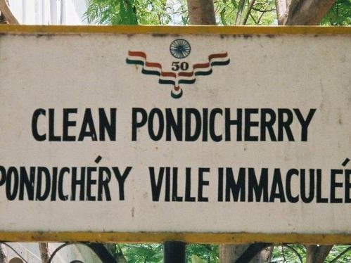 Aficha bilingüa a Pondicherry, en Índia