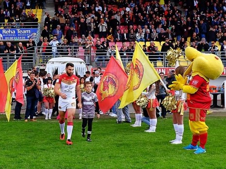 Imatge: Lo public, dreit, saludèt longament la rintrada sus la pelena de Tomàs Bòsc per sa 200a partida de Superliga amb los Dragons