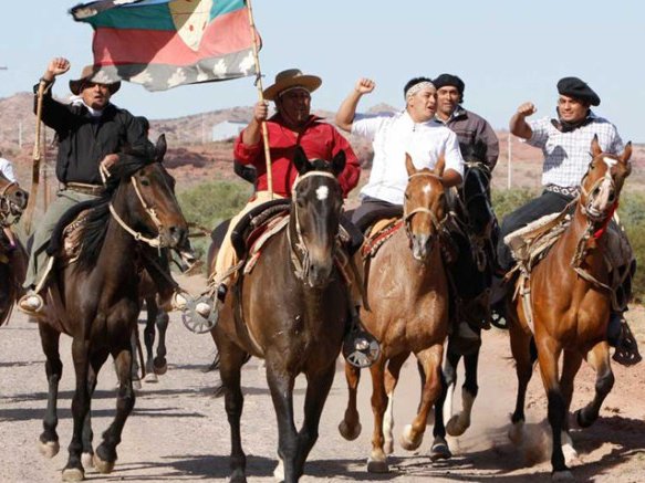 D’indigènas mapuches participan a una manifestacion contra las activitats de las entrepresas petrolièras dins lors tèrras