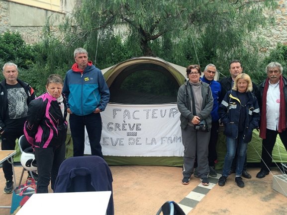 Aquela volontat de bastir un ret e de se ligar al ja naissent movement contra la Lei El-Khomri los portèt a apelar lo campament Facteurs Debout (Factors de Pè)