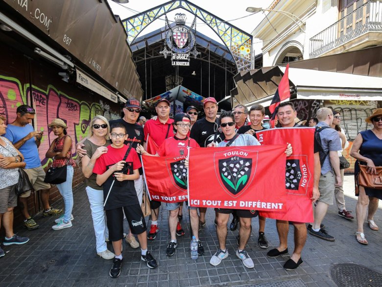 De suportaires tolonencs davant la Boqueria