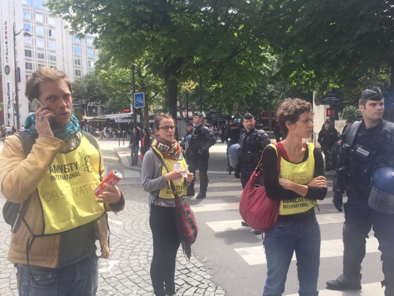D’observators d’Amnistia Internacionala son anats susvelhar la manifestacion parisenca